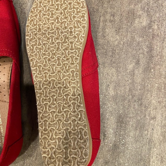 NWOT- TOMS red slip-on flats- Size 6 - Picture 3 of 5